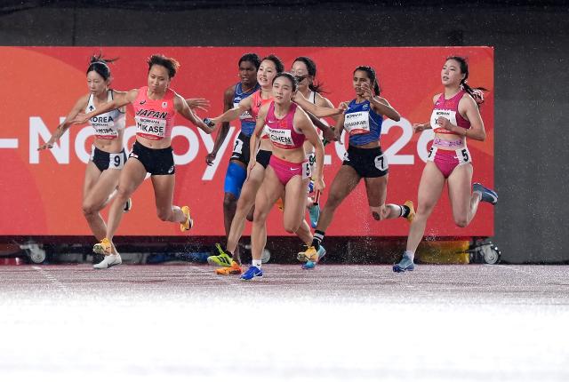 (260928) -- NAGOYA, Sept. 28, 2026 (Xinhua) -- Chen Yujie (4th R) of Team China competes during the women's 4x100M relay final of Athletics at the 20th Asian Games Aichi-Nagoya 2026 in Nagoya, Japan, Sept. 28, 2026. (Xinhua/Lui Siu Wai)