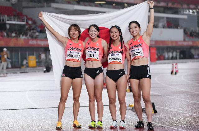 (260928) -- NAGOYA, Sept. 28, 2026 (Xinhua) -- Bronze medalists Midori Mikase, Iki Aiko, Miura Manaka and Aoki Masumi (from L to R) of team Japan celebrate after the women's 4x100m relay final of athletics at the 20th Asian Games Aichi-Nagoya 2026 in Nagoya, Japan, Sept. 28, 2026. (Xinhua/Jia Yuchen)