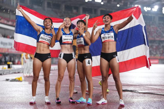 (260928) -- NAGOYA, Sept. 28, 2026 (Xinhua) -- Silver medalists Jirapat Khanonta, Manatsada Sanmano, Supanich Poolkerd and Sukanda Petraksa (from L to R) of team Thailand celebrate after the women's 4x100m relay final of athletics at the 20th Asian Games Aichi-Nagoya 2026 in Nagoya, Japan, Sept. 28, 2026. (Xinhua/Lui Siu Wai)