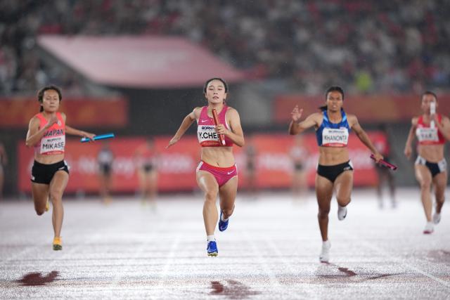(260928) -- NAGOYA, Sept. 28, 2026 (Xinhua) -- Chen Yujie (2nd L) of team China competes during the women's 4x100m relay final of athletics at the 20th Asian Games Aichi-Nagoya 2026 in Nagoya, Japan, Sept. 28, 2026. (Xinhua/Lui Siu Wai)