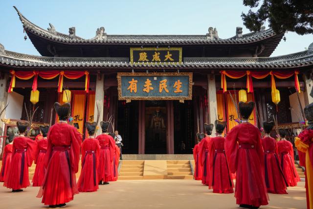 (260928) -- QUZHOU, Sept. 28, 2026 (Xinhua) -- Actors perform during a ceremony to commemorate the 2,577th anniversary of the birth of the ancient Chinese philosopher Confucius in Quzhou, east China's Zhejiang Province, Sept. 28, 2026. An annual ceremony was held here on Monday to commemorate the 2,577th anniversary of the ancient philosopher's birth. (Xinhua/Dai Mingxuan)
