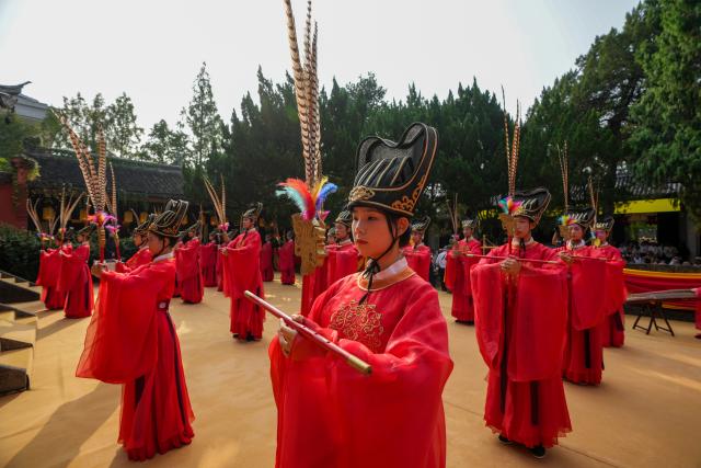 (260928) -- QUZHOU, Sept. 28, 2026 (Xinhua) -- Actors perform during a ceremony to commemorate the 2,577th anniversary of the birth of the ancient Chinese philosopher Confucius in Quzhou, east China's Zhejiang Province, Sept. 28, 2026. An annual ceremony was held here on Monday to commemorate the 2,577th anniversary of the ancient philosopher's birth. (Xinhua/Dai Mingxuan)