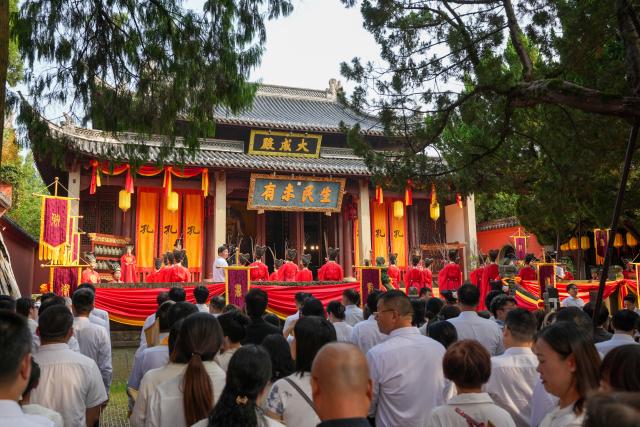 (260928) -- QUZHOU, Sept. 28, 2026 (Xinhua) -- Participants attend a ceremony to commemorate the 2,577th anniversary of the birth of the ancient Chinese philosopher Confucius in Quzhou, east China's Zhejiang Province, Sept. 28, 2026. An annual ceremony was held here on Monday to commemorate the 2,577th anniversary of the ancient philosopher's birth. (Xinhua/Dai Mingxuan)