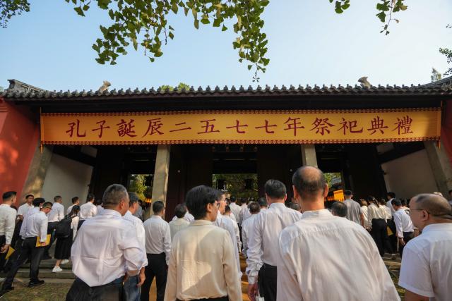 (260928) -- QUZHOU, Sept. 28, 2026 (Xinhua) -- Participants attend a ceremony to commemorate the 2,577th anniversary of the birth of the ancient Chinese philosopher Confucius in Quzhou, east China's Zhejiang Province, Sept. 28, 2026. An annual ceremony was held here on Monday to commemorate the 2,577th anniversary of the ancient philosopher's birth. (Xinhua/Dai Mingxuan)