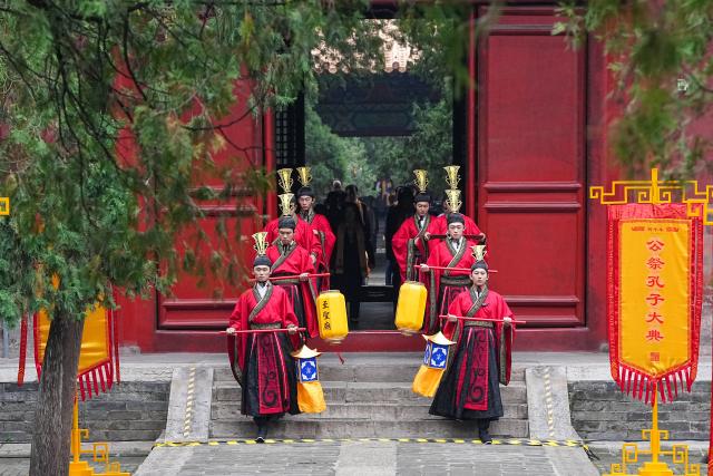 (260928) -- QUFU, Sept. 28, 2026 (Xinhua) -- Actors dressed in traditional attire walk into the Temple of Confucius during a grand ceremony honoring Confucius in Qufu, east China's Shandong Province, Sept. 28, 2026. A grand ceremony honoring the ancient Chinese sage Confucius was held on Monday in Qufu, the hometown of Confucius, to commemorate the 2,577th anniversary of his birth. (Xinhua/Zhu Zheng)