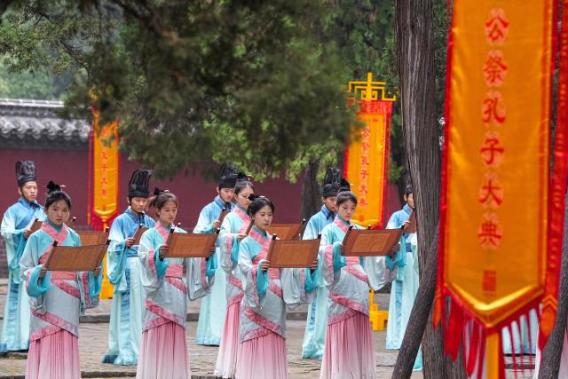 (260928) -- QUFU, Sept. 28, 2026 (Xinhua) -- Actors dressed in traditional attire perform during a grand ceremony honoring Confucius in Qufu, east China's Shandong Province, Sept. 28, 2026. A grand ceremony honoring the ancient Chinese sage Confucius was held on Monday in Qufu, the hometown of Confucius, to commemorate the 2,577th anniversary of his birth. (Xinhua/Zhu Zheng)