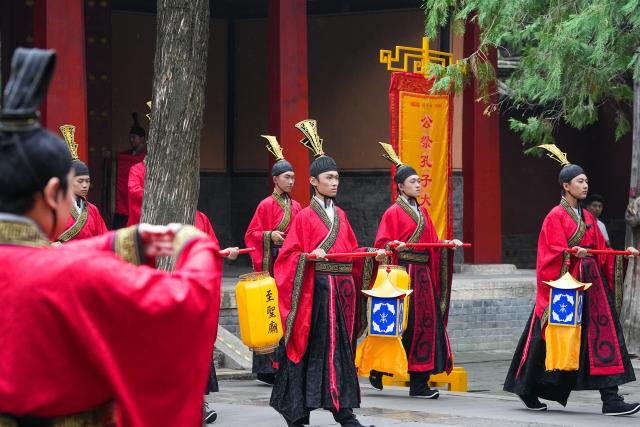 (260928) -- QUFU, Sept. 28, 2026 (Xinhua) -- Actors dressed in traditional attire walk into the Temple of Confucius during a grand ceremony honoring Confucius in Qufu, east China's Shandong Province, Sept. 28, 2026. A grand ceremony honoring the ancient Chinese sage Confucius was held on Monday in Qufu, the hometown of Confucius, to commemorate the 2,577th anniversary of his birth. (Xinhua/Zhu Zheng)