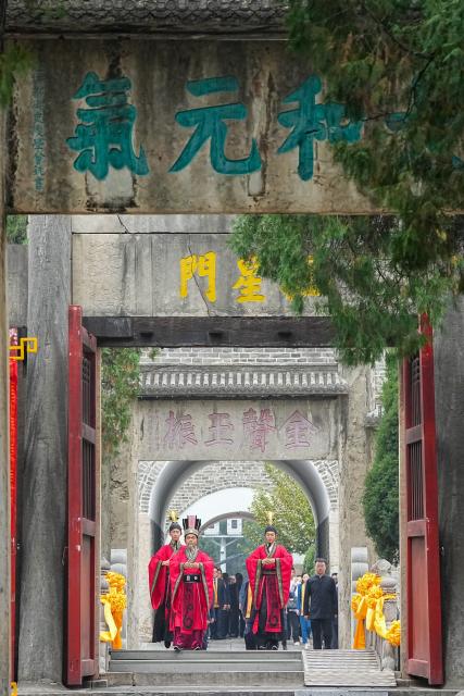 (260928) -- QUFU, Sept. 28, 2026 (Xinhua) -- Actors dressed in traditional attire walk into the Temple of Confucius during a grand ceremony honoring Confucius in Qufu, east China's Shandong Province, Sept. 28, 2026. A grand ceremony honoring the ancient Chinese sage Confucius was held on Monday in Qufu, the hometown of Confucius, to commemorate the 2,577th anniversary of his birth. (Xinhua/Zhu Zheng)