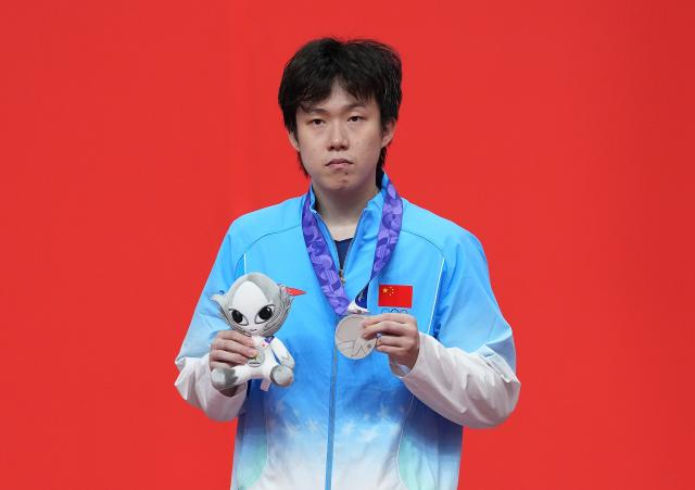 (260928) -- TOYOTA, Sept. 28, 2026 (Xinhua) -- Silver medalist Wang Chuqin of China poses during the awarding ceremony for the men's singles of table tennis at the 20th Asian Games Aichi-Nagoya 2026 in Toyota of Aichi Prefecture, Japan, Sept. 28, 2026. (Xinhua/Cheong Kam Ka)