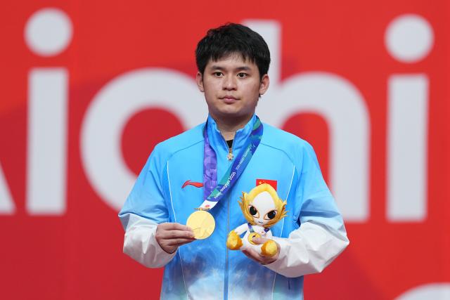 (260928) -- TOYOTA, Sept. 28, 2026 (Xinhua) -- Gold medalist Lin Shidong of China poses during the awarding ceremony for the men's singles of table tennis at the 20th Asian Games Aichi-Nagoya 2026 in Toyota of Aichi Prefecture, Japan, Sept. 28, 2026. (Xinhua/Cheong Kam Ka)