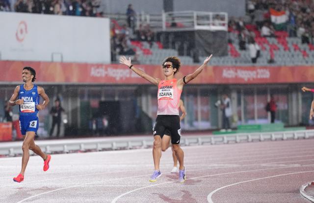 (260928) -- NAGOYA, Sept. 28, 2026 (Xinhua) -- Iizawa Kazuto (R) of Japan celebrates after winning the men's 1500m final of Athletics at the 20th Asian Games Aichi-Nagoya 2026 in Nagoya, Japan, Sept. 28, 2026. (Xinhua/Jia Yuchen)