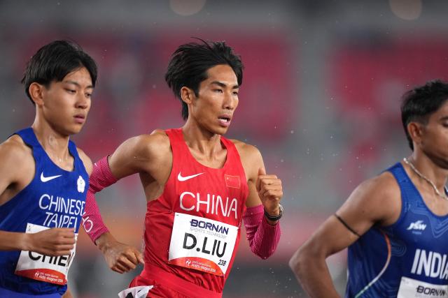 (260928) -- NAGOYA, Sept. 28, 2026 (Xinhua) -- Liu Dezhu (C) of China competes during the men's 1500m final of Athletics at the 20th Asian Games Aichi-Nagoya 2026 in Nagoya, Japan, Sept. 28, 2026. (Xinhua/Lui Siu Wai)