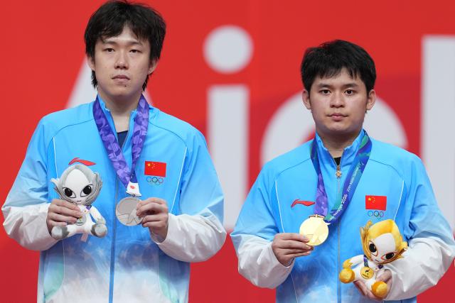 (260928) -- TOYOTA, Sept. 28, 2026 (Xinhua) -- Gold medalist Lin Shidong (R) of China and silver medalist Wang Chuqin of China pose during the awarding ceremony for the men's singles of table tennis at the 20th Asian Games Aichi-Nagoya 2026 in Toyota of Aichi Prefecture, Japan, Sept. 28, 2026. (Xinhua/Cheong Kam Ka)