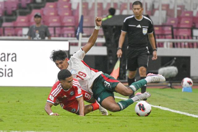 (260928) -- JAKARTA, Sept. 28, 2026 (Xinhua) -- Zayan Ahmed (front R) of Bangladesh vies with Farhan Zulkifli of Singapore during the FIFA ASEAN Cup 2026 Division 1 group A match between Singapore and Bangladesh in Gelora Bung Karno Stadium, Jakarta, Indonesia, Sept. 28, 2026. (Xinhua/Agung Kuncahya B.)