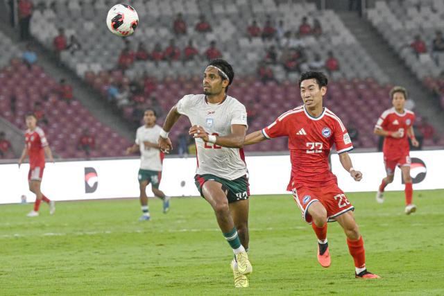 (260928) -- JAKARTA, Sept. 28, 2026 (Xinhua) -- Saad Uddin (L) of Bangladesh vies with Joel Chew of Singapore during the FIFA ASEAN Cup 2026 Division 1 group A match between Singapore and Bangladesh in Gelora Bung Karno Stadium, Jakarta, Indonesia, Sept. 28, 2026. (Xinhua/Agung Kuncahya B.)