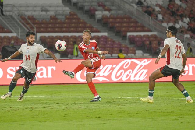 (260928) -- JAKARTA, Sept. 28, 2026 (Xinhua) -- Shawal Anuar (C) of Singapore shoots during the FIFA ASEAN Cup 2026 Division 1 group A match between Singapore and Bangladesh in Gelora Bung Karno Stadium, Jakarta, Indonesia, Sept. 28, 2026. (Xinhua/Agung Kuncahya B.)