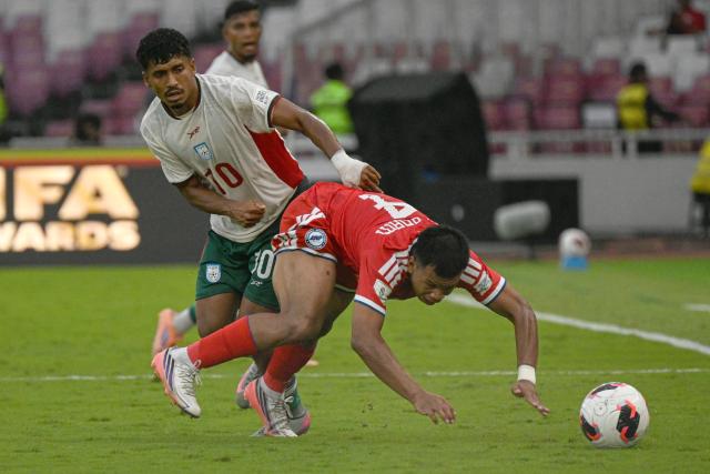 (260928) -- JAKARTA, Sept. 28, 2026 (Xinhua) -- Nur Adam Abdullah (R) of Singapore vies with Rakib Hossain of Bangladesh during the FIFA ASEAN Cup 2026 Division 1 group A match between Singapore and Bangladesh in Gelora Bung Karno Stadium, Jakarta, Indonesia, Sept. 28, 2026. (Xinhua/Agung Kuncahya B.)