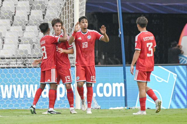(260928) -- JAKARTA, Sept. 28, 2026 (Xinhua) -- Players of Singapore celebrate after scoring during the FIFA ASEAN Cup 2026 Division 1 group A match between Singapore and Bangladesh in Gelora Bung Karno Stadium, Jakarta, Indonesia, Sept. 28, 2026. (Xinhua/Agung Kuncahya B.)