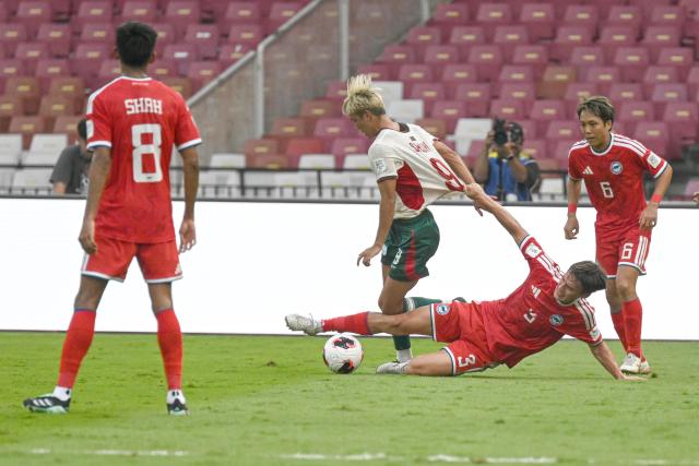 (260928) -- JAKARTA, Sept. 28, 2026 (Xinhua) -- Shuki Itofusa (2nd L) of Bangladesh vies with Ryhan Stewart  (2nd R) of Singapore during the FIFA ASEAN Cup 2026 Division 1 group A match between Singapore and Bangladesh in Gelora Bung Karno Stadium, Jakarta, Indonesia, Sept. 28, 2026. (Xinhua/Agung Kuncahya B.)