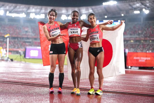(260928) -- NAGOYA, Sept. 28, 2026 (Xinhua) -- Winfred Yavi (C) of Bahrain poses for photos with Yamamoto Yuma (L) and Tanaka Nozomi of Japan after the women's 5000m final match of Athletics at the 20th Asian Games Aichi-Nagoya 2026 in Nagoya, Japan, Sept. 28, 2026. (Xinhua/Lui Siu Wai)