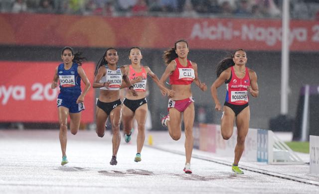 (260928) -- NAGOYA, Sept. 28, 2026 (Xinhua) -- Li Chunhui (2nd R) of China competes during the women's 800m heat of Athletics at the 20th Asian Games Aichi-Nagoya 2026 in Nagoya, Japan, Sept. 28, 2026. (Xinhua/Lui Siu Wai)