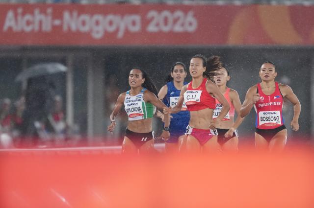 (260928) -- NAGOYA, Sept. 28, 2026 (Xinhua) -- Li Chunhui (C) of China competes during the women's 800m heat of Athletics at the 20th Asian Games Aichi-Nagoya 2026 in Nagoya, Japan, Sept. 28, 2026. (Xinhua/Jia Yuchen)
