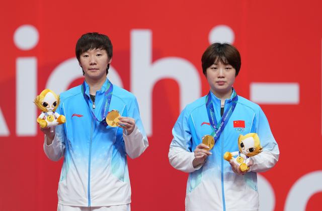 (260928) -- TOYOTA, Sept. 28, 2026 (Xinhua) -- Gold medalists Kuai Man (R)/Wang Manyu of China pose during the awarding ceremony for the women's doubles of table tennis at the 20th Asian Games Aichi-Nagoya 2026 in Toyota of Aichi Prefecture, Japan, Sept. 28, 2026. (Xinhua/Cheong Kam Ka)