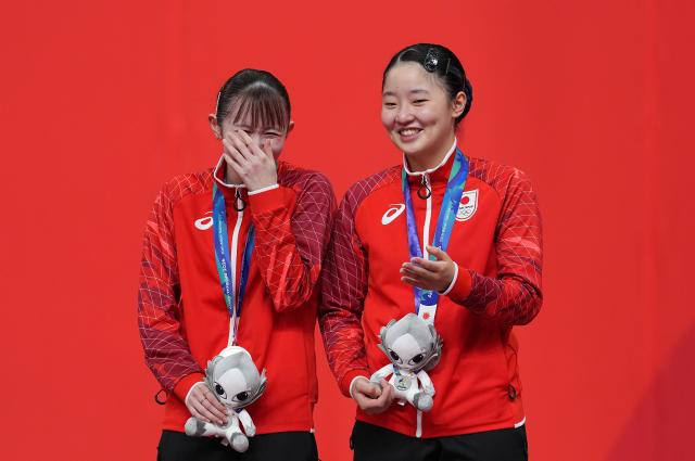 (260928) -- TOYOTA, Sept. 28, 2026 (Xinhua) -- Silver medalists Harimoto Miwa (R)/Hayata Hina of Japan react during the awarding ceremony for the women's doubles of table tennis at the 20th Asian Games Aichi-Nagoya 2026 in Toyota of Aichi Prefecture, Japan, Sept. 28, 2026. (Xinhua/Cheong Kam Ka)
