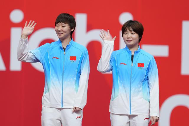 (260928) -- TOYOTA, Sept. 28, 2026 (Xinhua) -- Gold medalists Kuai Man (R)/Wang Manyu of China pose during the awarding ceremony for the women's doubles of table tennis at the 20th Asian Games Aichi-Nagoya 2026 in Toyota of Aichi Prefecture, Japan, Sept. 28, 2026. (Xinhua/Cheong Kam Ka)