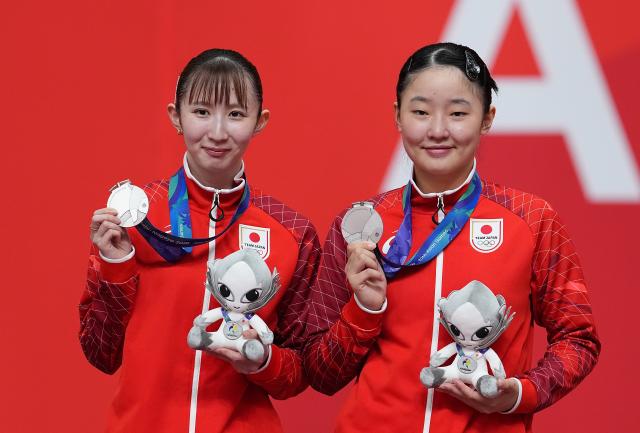 (260928) -- TOYOTA, Sept. 28, 2026 (Xinhua) -- Silver medalists Harimoto Miwa (R)/Hayata Hina of Japan react during the awarding ceremony for the women's doubles of table tennis at the 20th Asian Games Aichi-Nagoya 2026 in Toyota of Aichi Prefecture, Japan, Sept. 28, 2026. (Xinhua/Cheong Kam Ka)