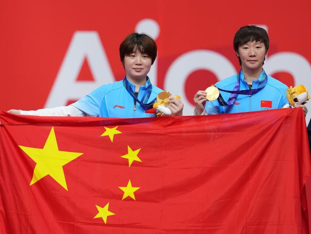 (260928) -- TOYOTA, Sept. 28, 2026 (Xinhua) -- Gold medalists Kuai Man (L)/Wang Manyu of China pose after the awarding ceremony for the women's doubles of table tennis at the 20th Asian Games Aichi-Nagoya 2026 in Toyota of Aichi Prefecture, Japan, Sept. 28, 2026. (Xinhua/Cheong Kam Ka)