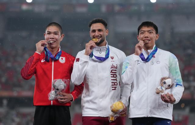 (260928) -- NAGOYA, Sept. 28, 2026 (Xinhua) -- Gold medalist Bassem Hemeida (C) of Qatar, silver medalist Goto Taiju (L) of Japan, bronze medalist Lin Chung-wei of Chinese Taipei pose for photos during the awarding ceremony for the men's 400m hurdles of Athletics at the 20th Asian Games Aichi-Nagoya 2026 in Nagoya, Japan, Sept. 28, 2026. (Xinhua/Jia Yuchen)