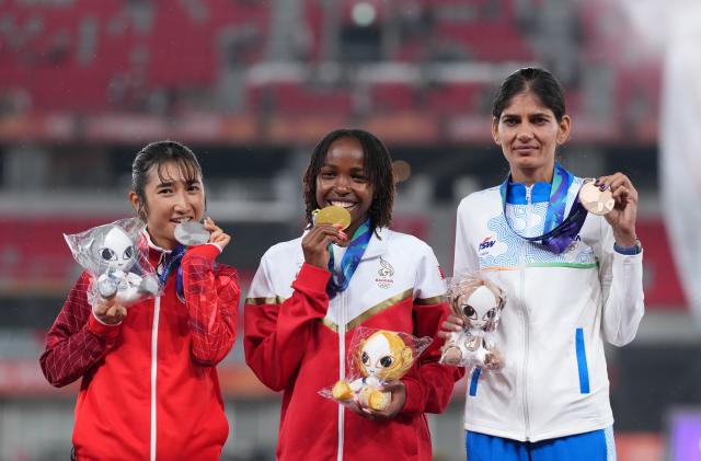 (260928) -- NAGOYA, Sept. 28, 2026 (Xinhua) -- Gold medalist Winfred Yavi (C) of Bahrain, silver medalist Tanaka Nozomi (L) of Japan, bronze medalist Parul Chaudhary of India pose for photos during the awarding ceremony for the women's 5000m final of Athletics at the 20th Asian Games Aichi-Nagoya 2026 in Nagoya, Japan, Sept. 28, 2026. (Xinhua/Jia Yuchen)