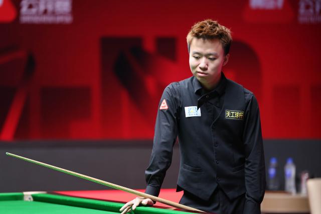 (260928) -- SHENZHEN, Sept. 28, 2026 (Xinhua) -- Jiang Jun looks on during the round 2 match between Ronnie O'Sullivan of England and Jiang Jun of China at World Snooker Tour Shenzhen Open 2026 in Shenzhen, south China's Guangdong Province, Sept. 28, 2026. (Xinhua/Liang Xu)