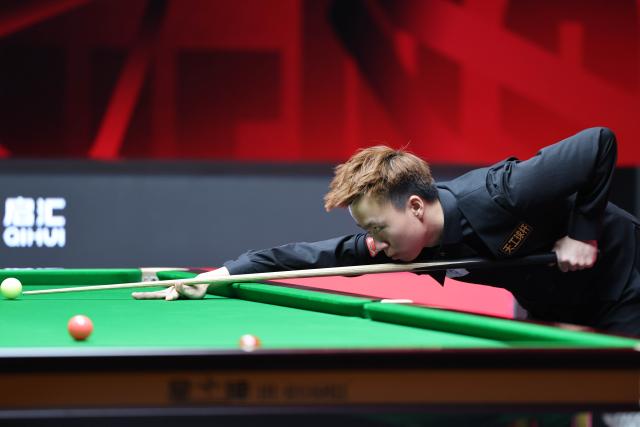 (260928) -- SHENZHEN, Sept. 28, 2026 (Xinhua) -- Jiang Jun competes during the round 2 match between Ronnie O'Sullivan of England and Jiang Jun of China at World Snooker Tour Shenzhen Open 2026 in Shenzhen, south China's Guangdong Province, Sept. 28, 2026. (Xinhua/Liang Xu)