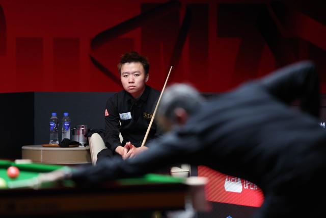 (260928) -- SHENZHEN, Sept. 28, 2026 (Xinhua) -- Jiang Jun (L) looks on during the round 2 match between Ronnie O'Sullivan of England and Jiang Jun of China at World Snooker Tour Shenzhen Open 2026 in Shenzhen, south China's Guangdong Province, Sept. 28, 2026. (Xinhua/Liang Xu)