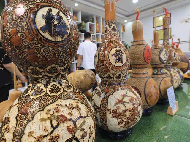 (260928) -- LIAOCHENG, Sept. 28, 2026 (Xinhua) -- Gourd artworks are displayed in Tangyi Town, Liaocheng City of east China's Shandong Province, Sept. 28, 2026. Gourd cultivation and processing is a traditional industry in Tangyi Town of Liaocheng City, east China's Shandong Province. Local government has laid great importance on the development of the industry, regarding it as an impetus in its rural revitalization. 
  Nowadays, the planting area of gourd here has surpassed 10,000 mu (about 666.67 hectares), and the processing crafts have developed into 10 plus categories. (Xinhua/Yin Gang)