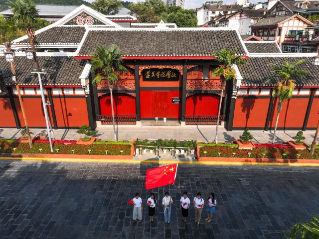 (260929) -- ZUNYI, Sept. 29, 2026 (Xinhua) -- An aerial drone photo taken on Sept. 28, 2026 shows visitors posing for a group photo at the historical site of the Zunyi Meeting in Zunyi City, southwest China's Guizhou Province. The renovation of the historical site of the Zunyi Meeting has been basically completed. The Zunyi Meeting was held in January 1935 during the Long March. The meeting is regarded as a milestone in the history of the Communist Party of China (CPC), marking the formation of its first generation of central collective leadership. (Xinhua/Yang Wenbin)