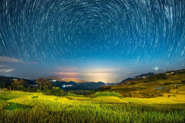 (260929) -- BEIJING, Sept. 29, 2026 (Xinhua) -- This photo taken on Sept. 21, 2026 shows the starry sky above the terraced fields in Aichun Village of Yuanyang County in Honghe Hani and Yi Autonomous Prefecture, southwest China's Yunnan Province. (Xinhua/Hu Chao)