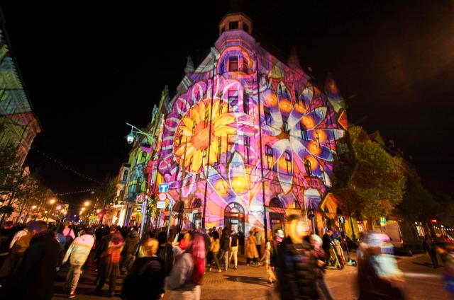 (260929) -- BEIJING, Sept. 29, 2026 (Xinhua) -- People view a light installation during the 16th "Light Move Festival" in Lodz, Poland, Sept. 27, 2026. (Photo by Jaap Arriens/Xinhua)