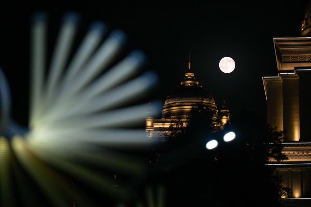 (260929) -- BEIJING, Sept. 29, 2026 (Xinhua) -- The moon rises over the Tajikistan parliament building in Dushanbe, Tajikistan, on Sept. 27, 2026. (Xinhua/Li Renzi)