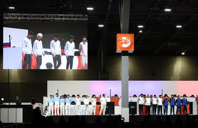 (260929) -- TOKONAME, Sept. 29, 2026 (Xinhua) -- Players pose ahead of the Battle Royale [PUBG MOBILE - Asian Games Version] finals of Esports at the 20th Asian Games Aichi-Nagoya 2026 in Tokoname of Aichi Prefecture, Japan, Sept. 29, 2026. (Xinhua/Yao Qilin)