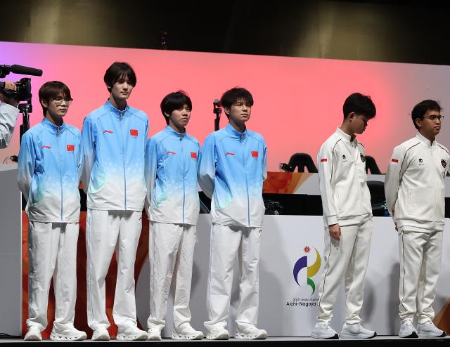 (260929) -- TOKONAME, Sept. 29, 2026 (Xinhua) -- Team China (L) line up ahead of the Battle Royale [PUBG MOBILE - Asian Games Version] finals of Esports at the 20th Asian Games Aichi-Nagoya 2026 in Tokoname of Aichi Prefecture, Japan, Sept. 29, 2026. (Xinhua/Yao Qilin)