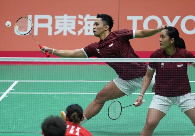 (260929) -- ICHINOMIYA, Sept. 29, 2026 (Xinhua) -- Amri Syahnawi (L)/Nita Violina Marwah of Indonesia compete during the mixed doubles final of badminton between Amri Syahnawi/Nita Violina Marwah of Indonesia and Jiang Zhenbang/Wei Yaxin of China at the 20th Asian Games Aichi-Nagoya 2026 in Ichinomiya of Aichi Prefecture, Japan, Sept. 29, 2026. (Xinhua/Cheong Kam Ka)