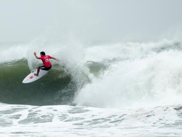 (260929) -- NAGOYA, Sept. 29, 2026 (Xinhua) -- Yang Siqi of China competes during the Women's Shortboard Quaterfinals of Surfing between Yang Siqi of China and Isabel Higgs of Thailand at the 20th Asian Games Aichi-Nagoya 2026 in Tahara of  Aichi Prefecture, Japan, Sept. 29, 2026. (Xinhua/Zhang Haobo)