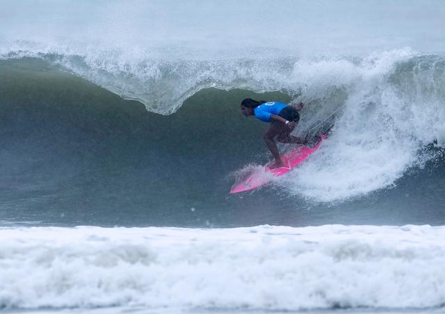 (260929) -- NAGOYA, Sept. 29, 2026 (Xinhua) -- Isabel Higgs of Thailand competes during the Women's Shortboard Quaterfinals of Surfing between Yang Siqi of China and Isabel Higgs of Thailand at the 20th Asian Games Aichi-Nagoya 2026 in Nagoya, Japan, Sept. 29, 2026. (Xinhua/Zhang Haobo)