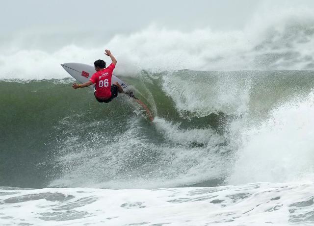 (260929) -- NAGOYA, Sept. 29, 2026 (Xinhua) -- Yang Siqi of China competes during the Women's Shortboard Quaterfinals of Surfing between Yang Siqi of China and Isabel Higgs of Thailand at the 20th Asian Games Aichi-Nagoya 2026 in Nagoya, Japan, Sept. 29, 2026. (Xinhua/Zhang Haobo)