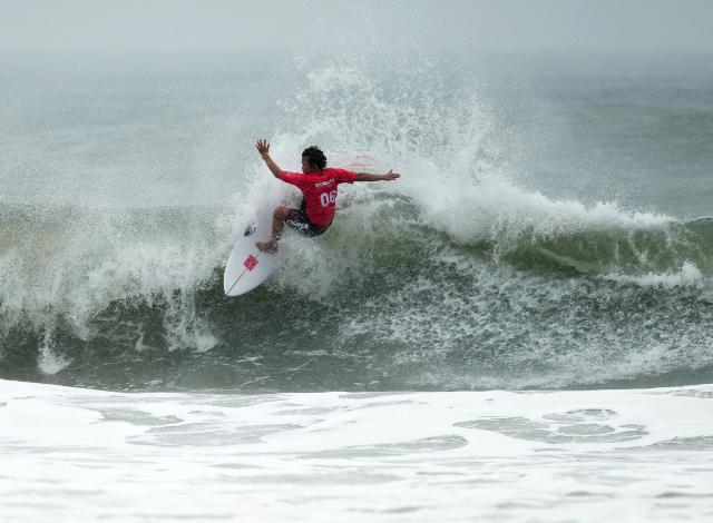 (260929) -- NAGOYA, Sept. 29, 2026 (Xinhua) -- Yang Siqi of China competes during the Women's Shortboard Quaterfinals of Surfing between Yang Siqi of China and Isabel Higgs of Thailand at the 20th Asian Games Aichi-Nagoya 2026 in Nagoya, Japan, Sept. 29, 2026. (Xinhua/Zhang Haobo)