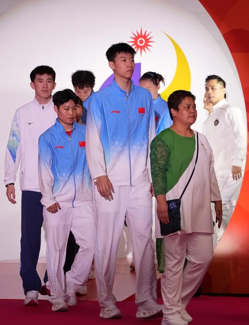 (260929) -- ICHINOMIYA, Sept. 29, 2026 (Xinhua) -- Bronze medalists Feng Yanzhe (2nd R, front)/Huang Dongping (3rd R, front) of China arrive for the victory ceremony for the mixed doubles of badminton at the 20th Asian Games Aichi-Nagoya 2026 in Ichinomiya of Aichi Prefecture, Japan, Sept. 29, 2026. (Xinhua/Li Bo)