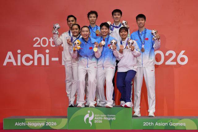 (260929) -- ICHINOMIYA, Sept. 29, 2026 (Xinhua) -- Gold medalists Wei Yaxin (2nd L, front)/Jiang Zhenbang (2nd L, rear) of China, silver medalists Amri Syahnawi (1st L, rear)/Nita Violina Marwah (1st L, front) of Indonesia, and bronze medalists Chan Nicole Gonzales (1st R, front)/Ye Hong-Wei (2nd R, rear) of Chinese Taipei, Huang Dongping (2nd R, front)/Feng Yanzhe of China pose during the victory ceremony for the mixed doubles of badminton at the 20th Asian Games Aichi-Nagoya 2026 in Ichinomiya of Aichi Prefecture, Japan, Sept. 29, 2026. (Xinhua/Li Bo)